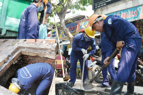 Dùng xà beng cạy nắp cống ra, mùi hôi thối bốc lên ngùn ngụt, dưới làn nước đen kịt, sền sệt là rác, bùn, xác động vật và mồ hôi của các anh.