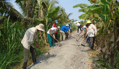 Đang san lắp mặt nền hạ chuẩn bị thi công tuyến đường ấp.
