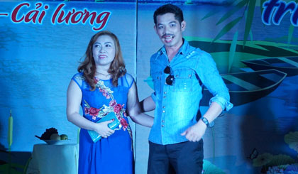 Minh Đạt và Thu Thuyền  trong ca cảnh cải lương “Kẻ buôn tình”