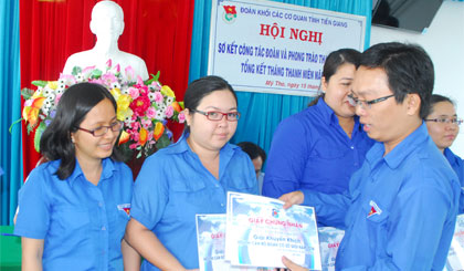 Các cá nhân đạt giải cao tại Hội thi cán bộ Đoàn giỏi năm 2016.