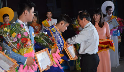 Phạm Anh Tuấn, Phó Chủ tịch UBND tỉnh trao giải cho các thí sinh đạt giải cao.