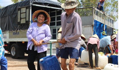 Con cháu đi làm xa, cụ ông và bà chờ từ sớm để cùng gánh vài can nước về sinh hoạt.