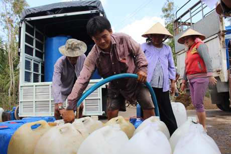 Mặc dù đã chở xong nước của mình nhưng anh Tân vẫn ở lại phụ giúp mọi người sang nước.