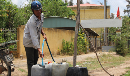 Anh lấy tại trạm cấp nước miễn phí tại ấp Bà Tiên 2.