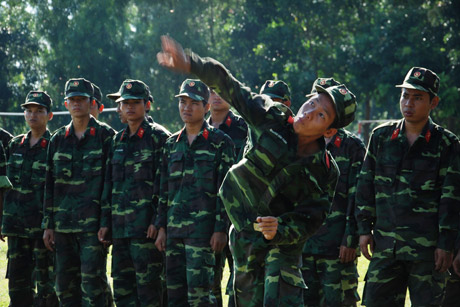 Thực hành ném lựu đạn.