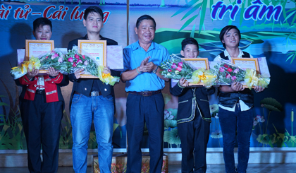 Soạn giả Huỳnh Anh, Chủ tịch Hội VH-NT tỉnh trao Giấy chứng nhận cho các học viên lớp tập  huấn biểu diễn ảo thuật.
