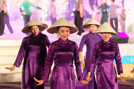 Tím Huế nổi bật trên sân khấu.