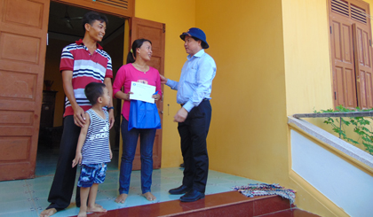 Thứ trưởng Bộ NN&PTNT Lê Quốc Doanh, Trưởng đoàn công tác số 5 tặng quà và thăm hỏi người dân sinh sống trên đảo Sinh Tồn.