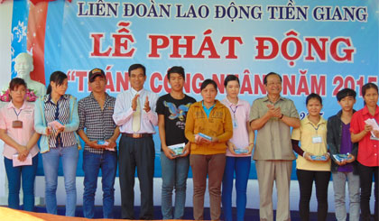 Công nhân, lao động nhận quà của LĐLĐ tỉnh nhân dịp Tháng Công nhân.