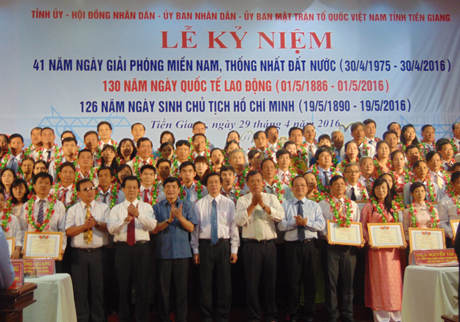 Lãnh đạo Trung ương và tỉnh chúc mừng các cán bộ công đoàn xuất sắc và công nhân tiêu biểu.
