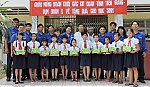 Đoàn khối Các cơ quan tỉnh - Cụm đoàn 2: Tặng quà cho học sinh
