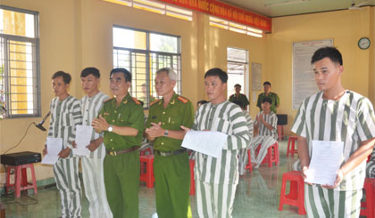 Hội đồng xét, đề nghị giảm thời hạn chấp hành án phạt tù Trại tạm giam Công an Tiền Giang trao Quyết định giảm thời hạn chấp hành án phạt tù đợt Lễ 30-4-2016 cho các phạm nhân.