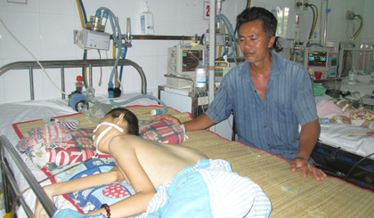 Cha con anh Ngon tại Bệnh viện Đa khoa Trung tâm Tiền Giang.