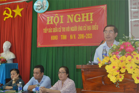 Ông Lê Văn Hưởng, Phó Bí thư Tỉnh ủy, Chủ tịch UBND tỉnh trao đổi với bà con cử tri xã Hòa Định và Xuân Đông, huyện Chợ Gạo.