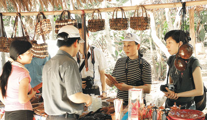 Du khách mua sắm tại Cù lao Thới Sơn.