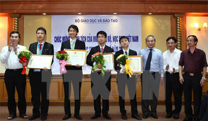Thứ trưởng Bộ Giáo dục và Đào tạo Nguyễn Vinh Hiển trao Bằng khen của Bộ trưởng Bộ GD&ĐT cho các em trong đội tuyển Tin học quốc tế 2015 (ảnh minh họa). Ảnh: Quý Trung/TTXVN