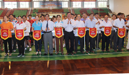 Ban Tô chức trao cơ lưu niệm.