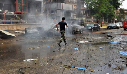 Hiện trường một vụ tấn công bằng rocket nhằm vào khu dân cư ở Aleppo. Nguồn: EPA/TTXVN