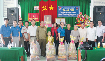 Tổ chức trao quà cho gia đình chính sách, hộ nghèo.