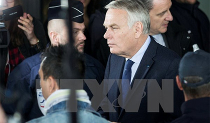 Ngoại trưởng Pháp Jean-Marc Ayrault rời khách sạn Mercure cạnh sân bay Charles de Gaule, nơi ông gặp gỡ thân nhân các hành khách trên máy bay MS804. Nguồn: EPA/TTXVN