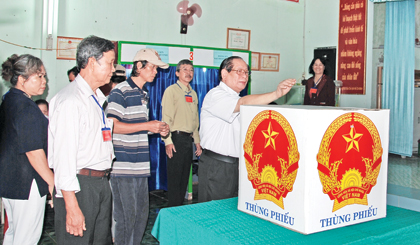 Linh mục Phạm Thanh Minh, Chủ tịch Ủy ban Đoàn kết Công giáo tỉnh tham gia bỏ phiếu tại Tổ bầu cử số 1,  khu phố 1, phường 8, TP. Mỹ Tho