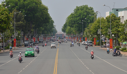 Đường Hùng Vương được trang hoàng với nhiều cờ phướn.