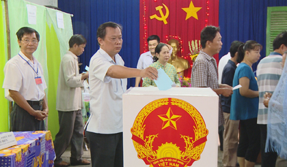 Ông Huỳnh Văn Phương, Chủ tịch Ủy ban MTTQ tỉnh, Phó Chủ tịch Ủy ban Bầu cử bỏ phiếu tại khu phố Trung Lương, phường 10, TP. Mỹ Tho.