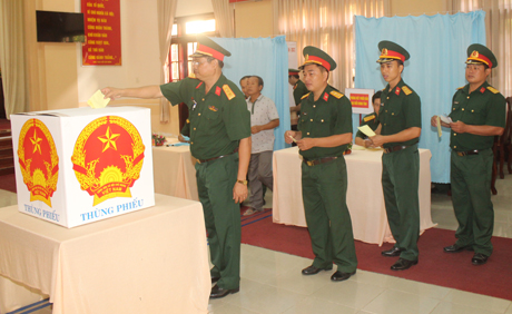 Cử tri Bộ Chỉ huy Quân sự tỉnh bỏ phiếu.