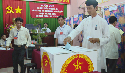 Chức sắc Ban đại diện Hội thánh Cao đài Tây Ninh tham gia bầu cử.