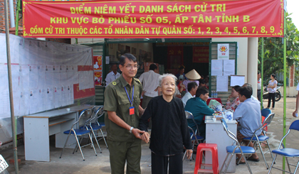 Bà Nguyễn Thị Nguyệt (86 tuổi) ở ấp Tân Tỉnh B, xã Tân Mỹ Chánh, TP. Mỹ Tho đi bỏ phiếu.
