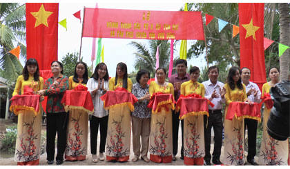 Bà Trương Mỹ Hoa, nguyên Ủy viên BCH Trung ương Đảng, nguyên Phó Chủ tịch nước; lãnh đạo Huyện ủy, UBND huyện Tân Phú Đông và nhà tài trợ cắt băng khánh thành cầu.