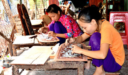 Tân Trung được nhiều người biết đến là nơi làm ra Tủ thờ Gò Công nổi tiếng trong cả nước.