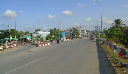 Quang cảnh trung tâm xã Phú Mỹ đứng nhìn từ dốc cầu Phú Mỹ.