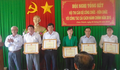 Ông Huỳnh Văn Bé Hai, Chủ tịch UBND huyện trao giấy khen.