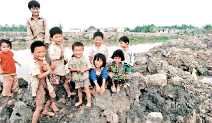 Trẻ em sẽ được phát triển tốt năng lực của mình nếu được giao tiếp, được thông tin, được tự bộc lộ và thể hiện chính mình. 									   Ảnh: DUY ANH