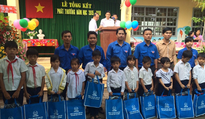 Trao quà cho các em học sinh huyện Cai Lậy.