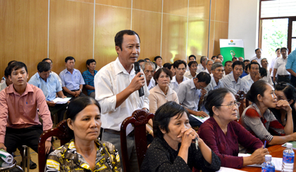 Nông dân phát biểu ý kiến tại diễn đàn. 