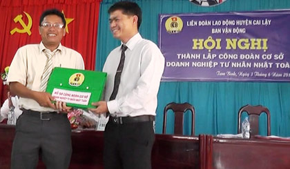 Ông Nguyễn Đức Kiên, Chủ tịch LĐLĐ huyện Cai Lậy trao Quyết định thành lập Ban chấp hành CĐCS DNTN Nhật Toàn.