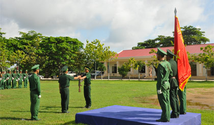 Chiến sĩ mới thực hiện nghi thức nhận vũ khí.