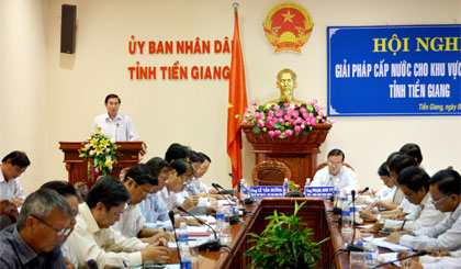 Chủ tịch UBND tỉnh Lê Văn Hưởng phát biểu tại hội nghị.