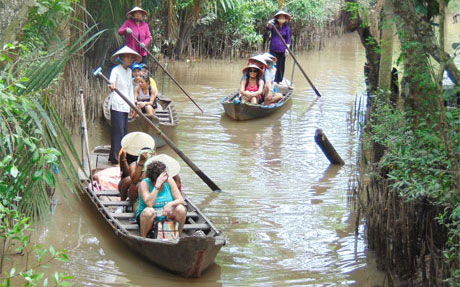 Chèo xuồng là một trong những sản phẩm du lịch tạo sự thích thú cho du khách nước ngoài.