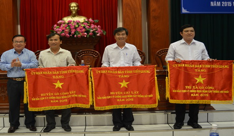 Phó Chủ tịch UBND tỉnh Phạm Anh Tuấn trao Cờ thi đua của UBND tỉnh cho TX. Gò Công, huyện Cai Lậy và Gò Công Tây vì có thành tích tiêu biểu xuất sắc trong thực hiện chuyên đề thi đua “Phòng, chống dịch bệnh trên cây trồng, vật nuôi” năm 2015. 