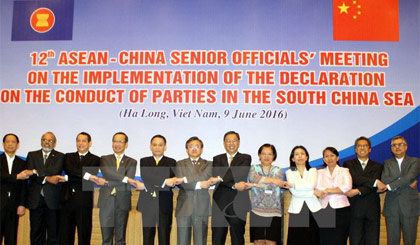 Các quan chức cao cấp ASEAN-Trung Quốc chụp ảnh lưu niệm. Ảnh: Văn Đức/TTXVN