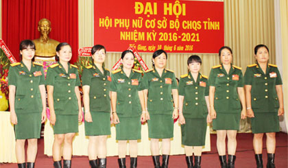 Ban Chấp hành nhiệm kỳ 2016 - 2021 và đại biểu đi dự đại hội cấp trên ra mắt đại hội.