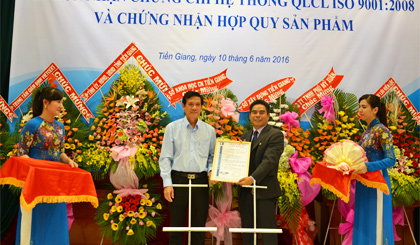 Lãnh đạo Công ty TNHH Đầu tư - Thương mại Đại Hữu (bên phải) đón nhận Chứng chỉ hệ thống quản lý chất lượng ISO 9001:2008.