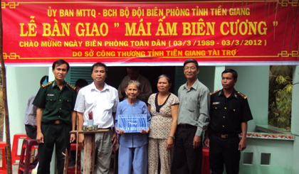 Ông Huỳnh Văn Hải (đứng thứ hai từ phải qua) dự Lễ bàn giao “Mái ấm biên cương” do Sở Công thương Tiền Giang tài trợ.
