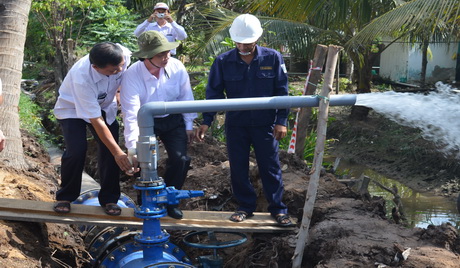 Ông Nguyễn Văn Danh, Bí thư Tỉnh ủy mở van phát nước hệ thống Cấp nước Tân Phú Đông. 