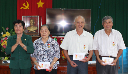 Thừa ủy nhiệm Ban Bí thư Trung ương Đoàn; bà Huỳnh Thị Lý trao Kỷ niệm chương cho bà Nguyễn Thị Hai, nguyên Bí thư Huyện đoàn Chợ Gạo; ông Nguyễn Hữu Chí, hội viên danh dự Hội Cựu TNXP huyện Chợ Gạo; ông Nguyễn Thanh Trinh, nguyên trưởng ban Dân vận Huyện ủy Chợ Gạo.