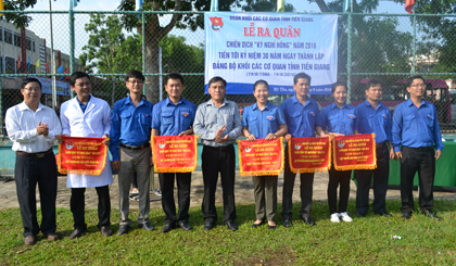 Trao cờ lưu niệm cho 5 Cụm đoàn trong Khối
