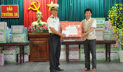 Nhà báo Phùng Long trao quà của Báo Ấp Bắc cho bộ đội ở quần đảo Trường Sa.